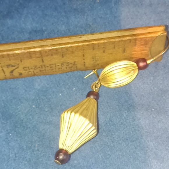 K750 (18k) gold designer earrings - Picture 2 of 3